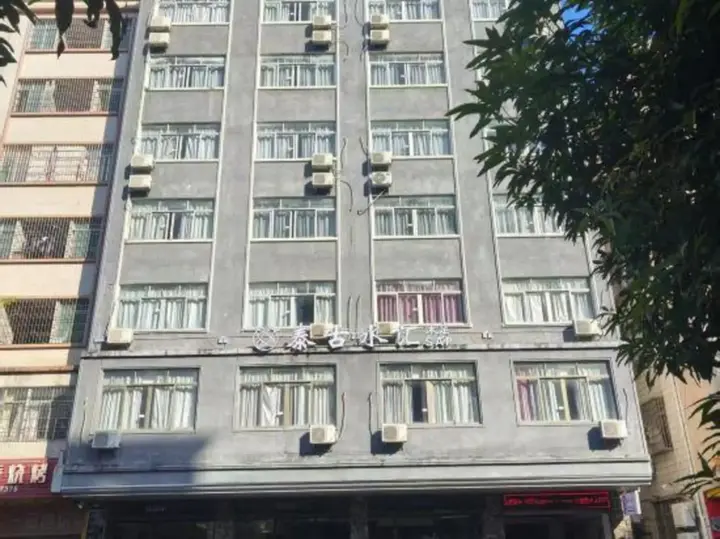 Янгиианг: Lanli Lily Hotel (Xindacheng Times Square North Lake Park Store)
