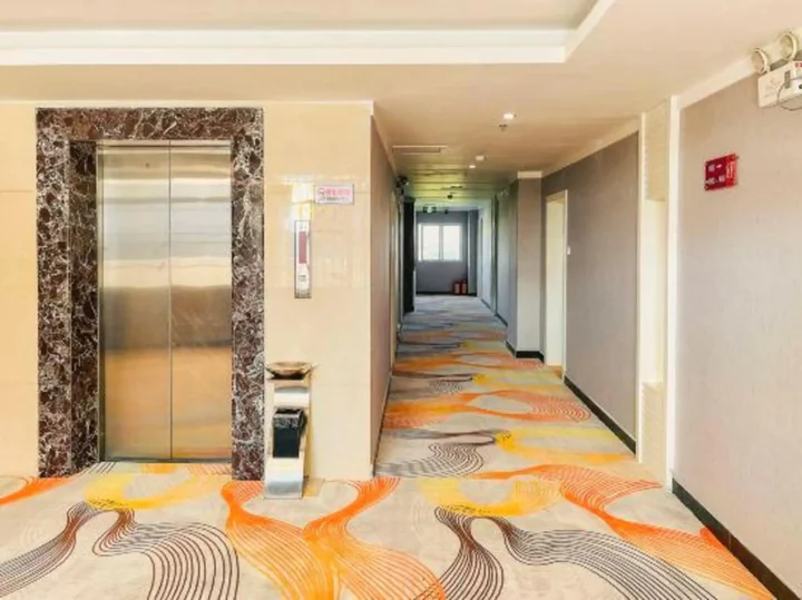 Янгиианг: Lanli Lily Hotel (Xindacheng Times Square North Lake Park Store)