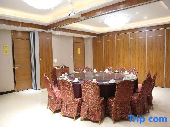 Кайфын: Buttonwood Fashion Hotel