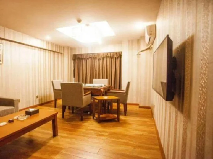 Лучжоу: Black Prince Art Hotel (Luzhou Longmatan District Government Store)