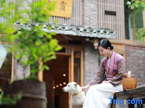 Чжаосин: Liping Dong Art Theme Hotel