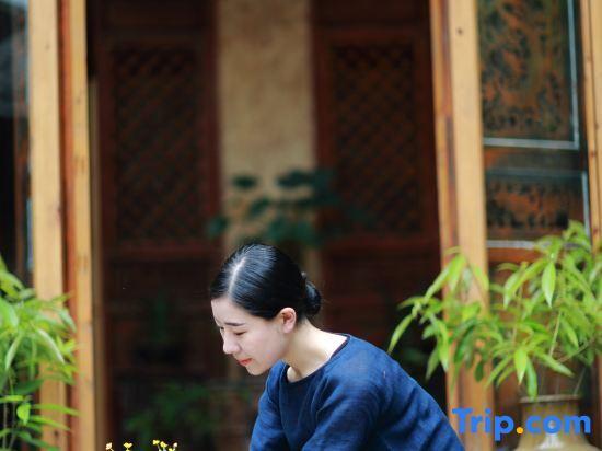 Чжаосин: Liping Dong Art Theme Hotel