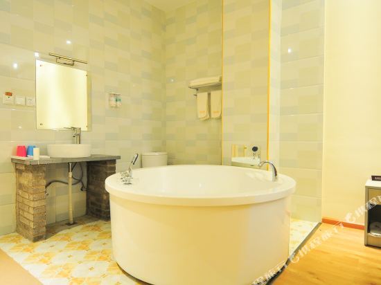 Цюйцзин: Caiyunju Hotel