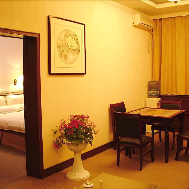Синьсян: Holiday Hotel