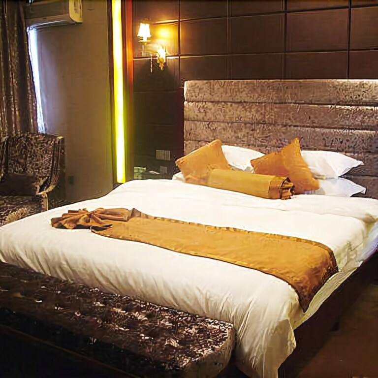 Синьсян: Holiday Hotel
