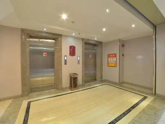 Чжаоцин: Gold and Silver Business Hotel Huaiji