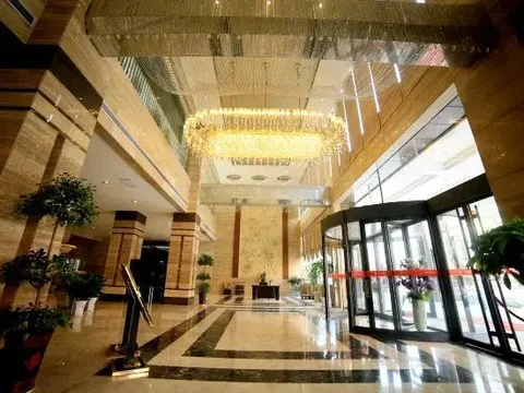 Джин-Чжоу: the Crown Inn Hotel
