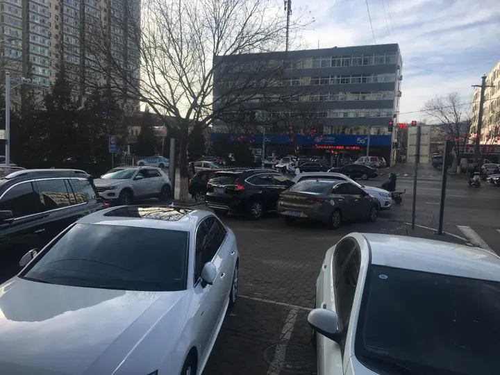 Люян: Hanting Hotel Lvliang Citizen Square