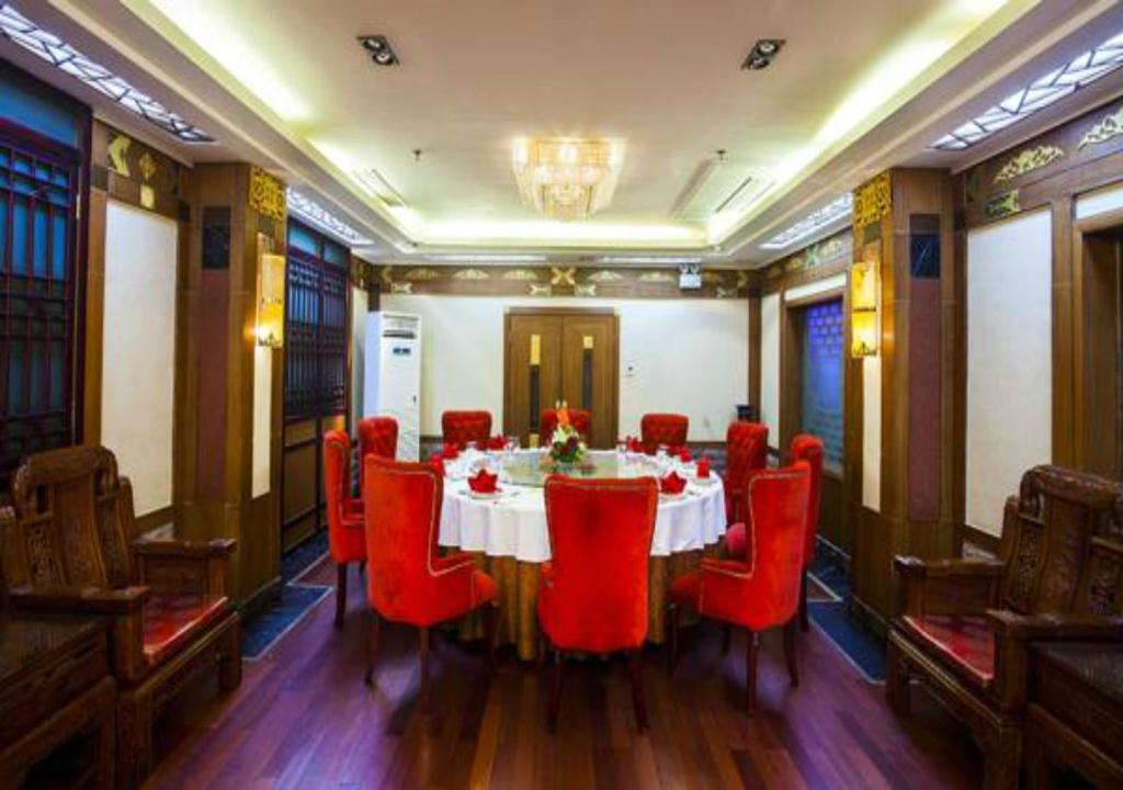 Цзюцюань: Dunhuang Hotel
