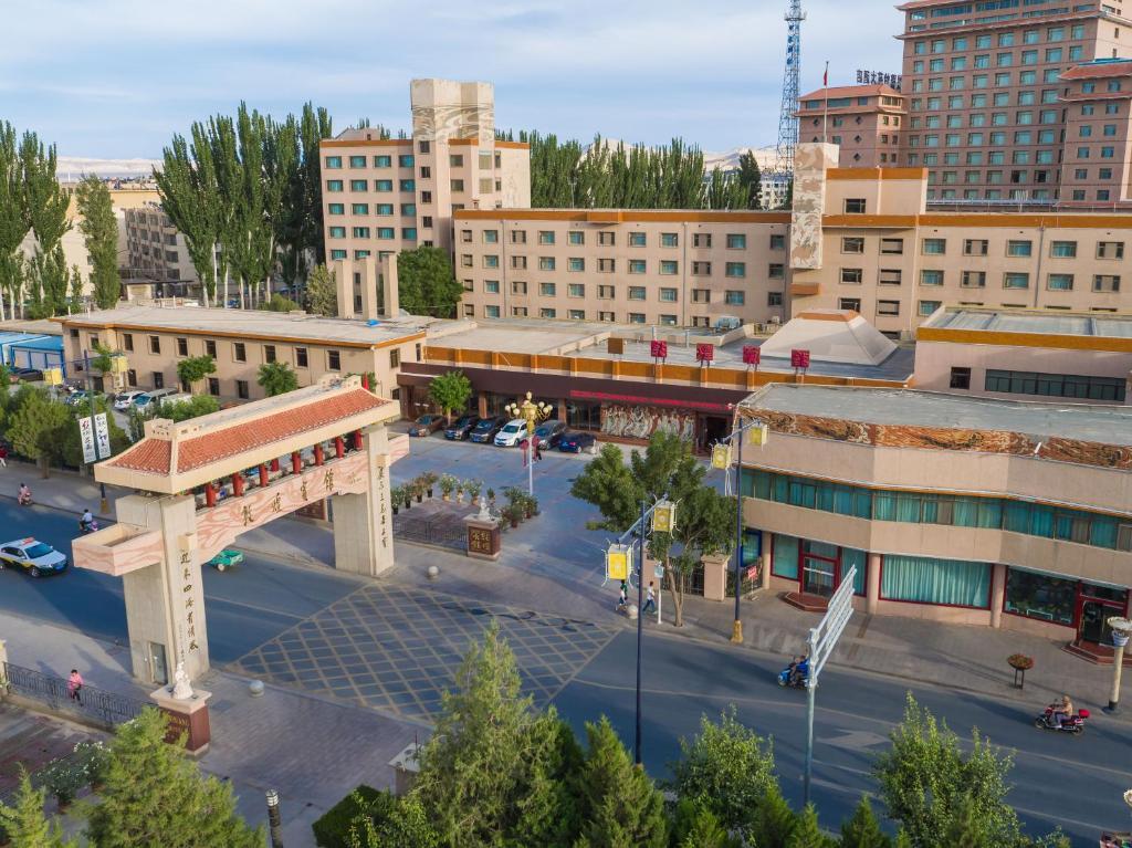 Цзюцюань: Dunhuang Hotel