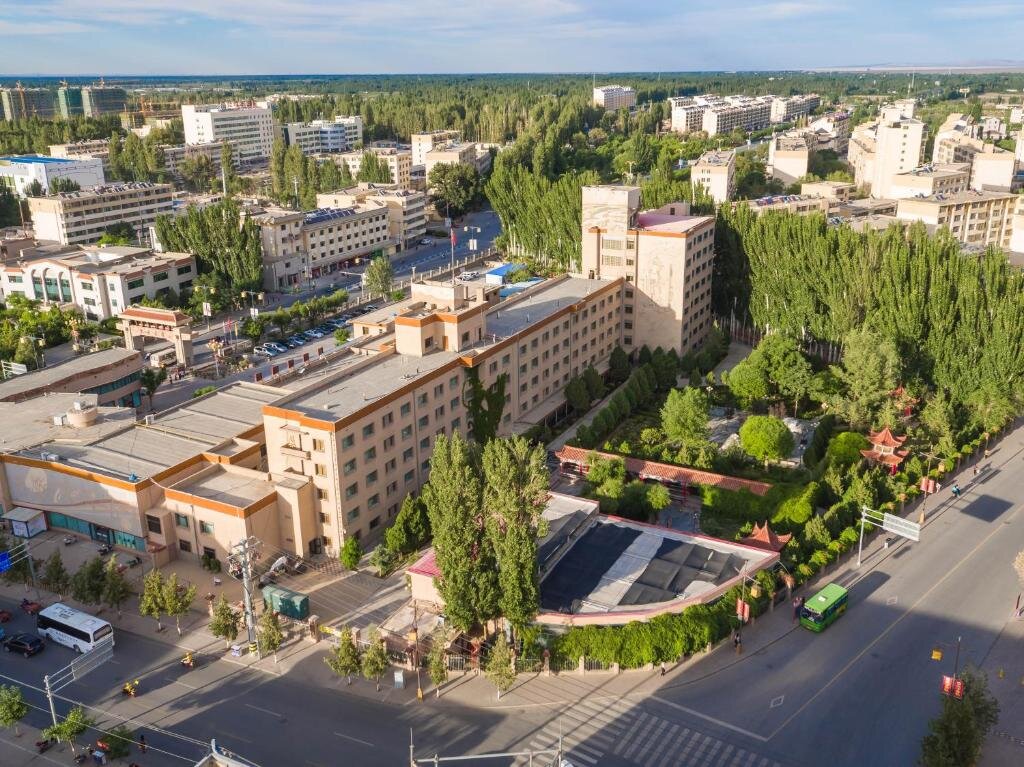 Цзюцюань: Dunhuang Hotel