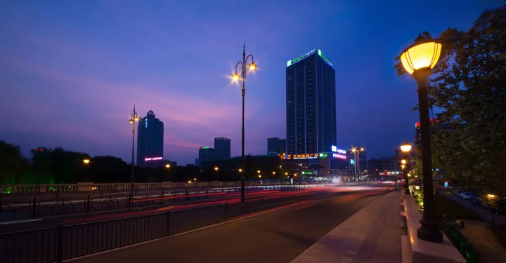 Яньчэн: Yancheng Jianjun Road Wuzhou International Plaza