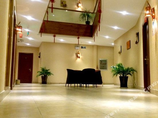 Миян: Maitreya Hot Springs Homestay