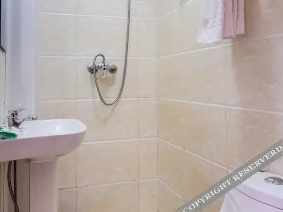 Далянь: Rotary Island Hotel