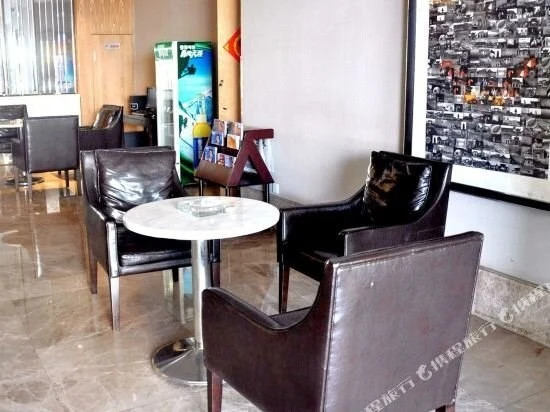 Уху: Travelers Hotel