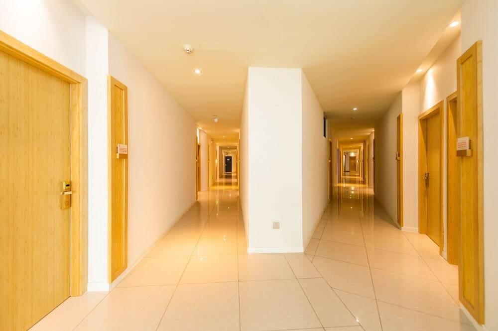 Шанхай: J Hotel