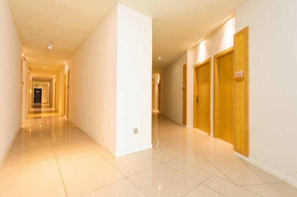 Шанхай: J Hotel