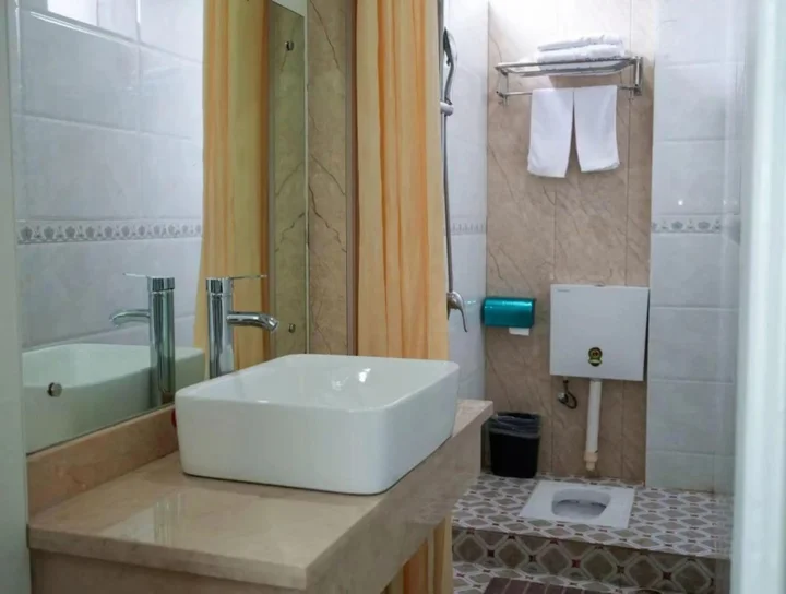 Саньхай: Linjiang Hotel