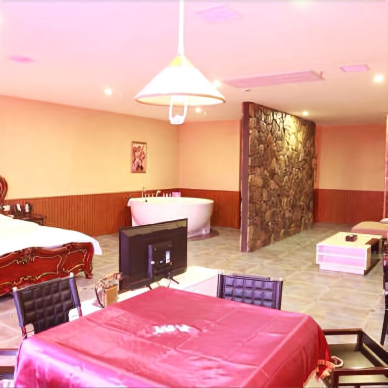 Хуанган: Hao Yue Theme Hotel