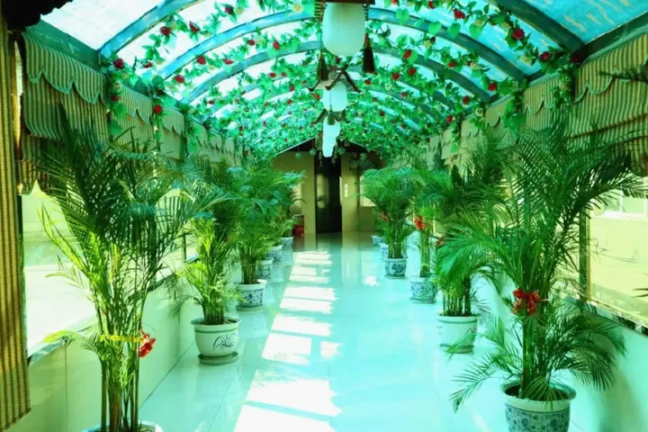 Инкоу: Friendship Hotel