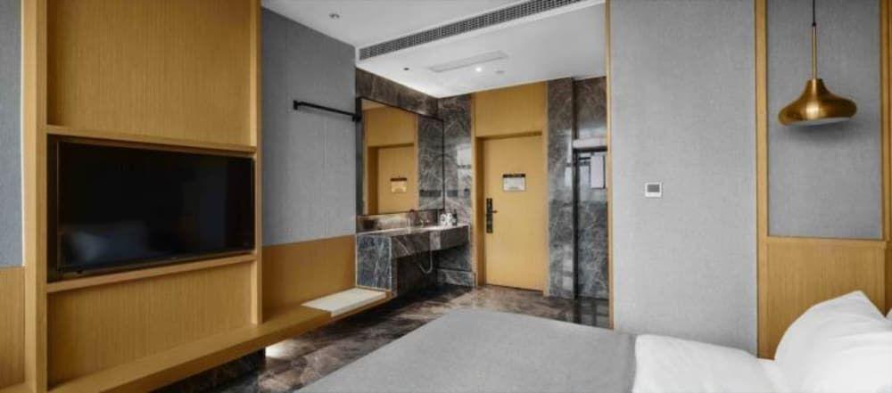Гуйлинь: GangShe Rooftop View Hotel l (Guilin Two Rivers And Four Lakes Elephant Trunk Hill)