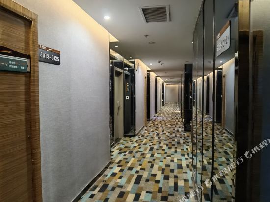 Синъи: 格盟酒店(兴义丰源市场店)