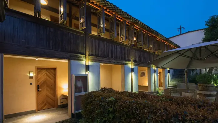 Цзясинь: Tongxiang Wuzhen Yuexiang Inn