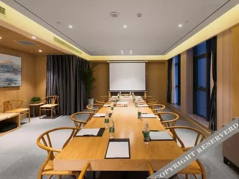 Чжэнчжоу: The Ruihe Hotel (Zhengzhou High-speed Railway Station)