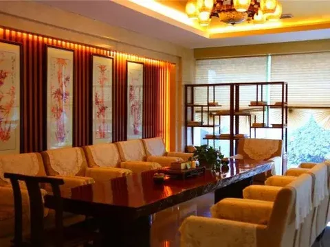 Цюйцзин: Qujing Yishi Yihe Hotel (Cuifeng Road, Qilin District)