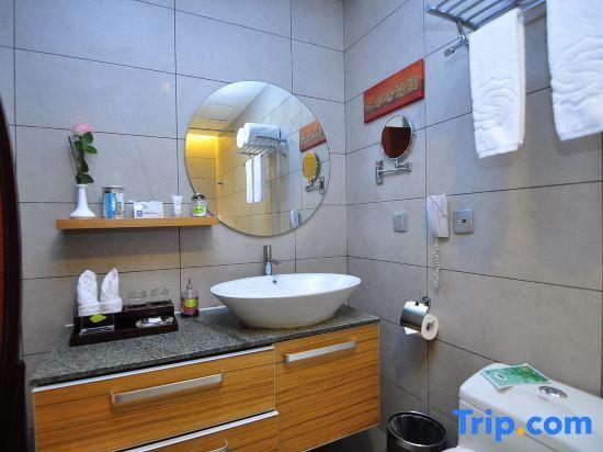 Цюйцзин: Qujing Yishi Yihe Hotel (Cuifeng Road, Qilin District)