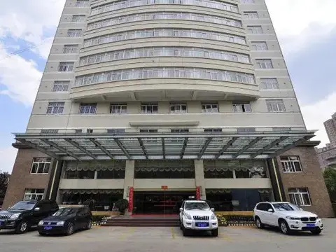 Цюйцзин: Qujing Yishi Yihe Hotel (Cuifeng Road, Qilin District)