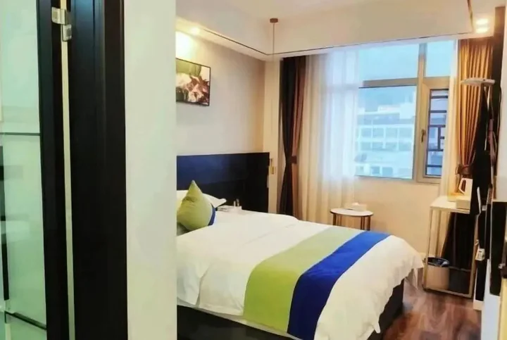 Синъи: Baijia Hotel