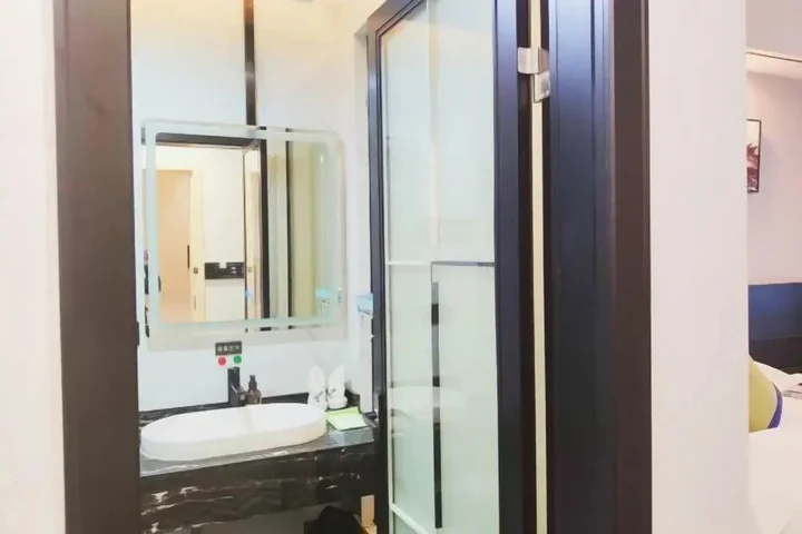 Синъи: Baijia Hotel