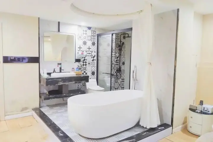 Синъи: Baijia Hotel