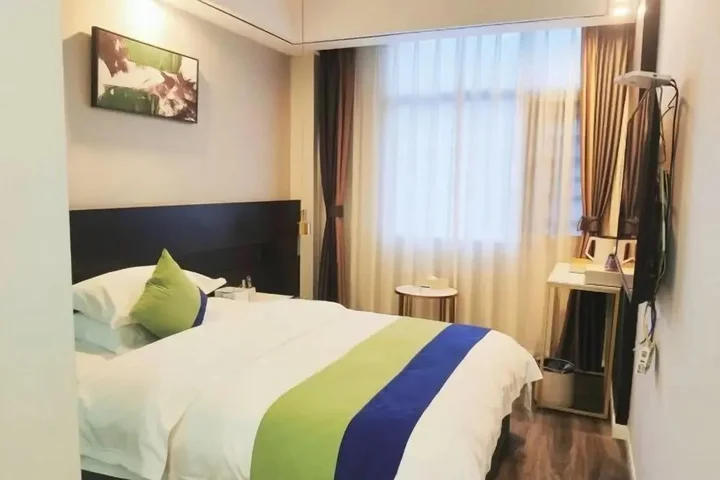 Синъи: Baijia Hotel