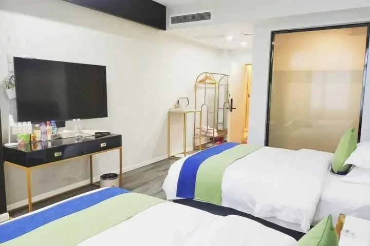 Синъи: Baijia Hotel