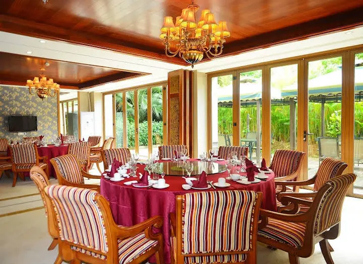 Ваньнин: Xinglong Old Banyan Hotel