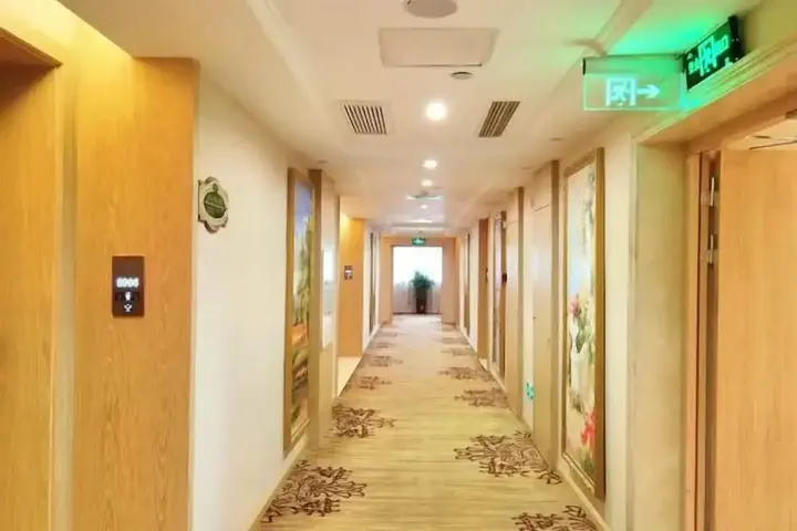 Хуайхуа: Vienna Hotel (Xupu Wanda Plaza)