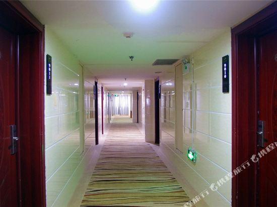 Синьян: Ruilong Business Hotel