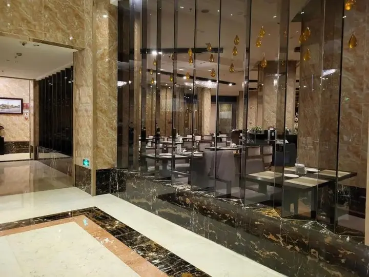 Чунцин: River & Holiday Rezen Hotel Pengshui