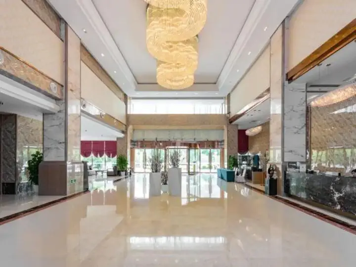 Чунцин: River & Holiday Rezen Hotel Pengshui