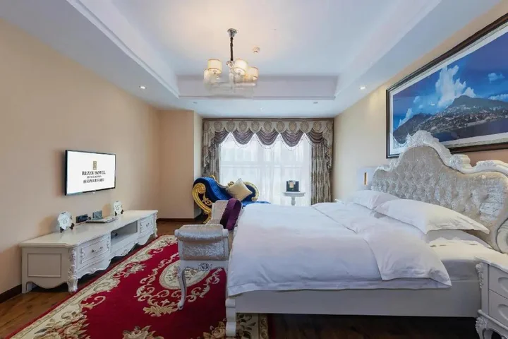 Чунцин: River & Holiday Rezen Hotel Pengshui