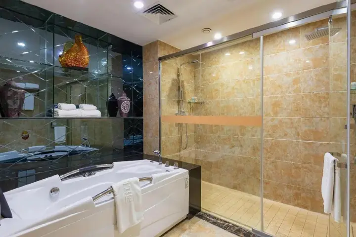 Чунцин: River & Holiday Rezen Hotel Pengshui