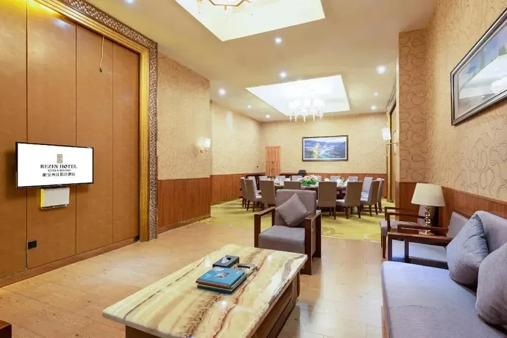 Чунцин: River & Holiday Rezen Hotel Pengshui