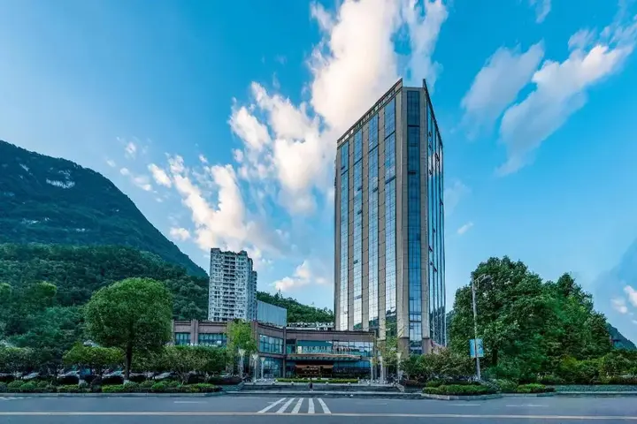 Чунцин: River & Holiday Rezen Hotel Pengshui