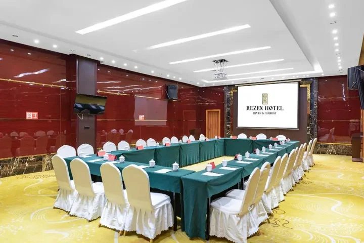 Чунцин: River & Holiday Rezen Hotel Pengshui