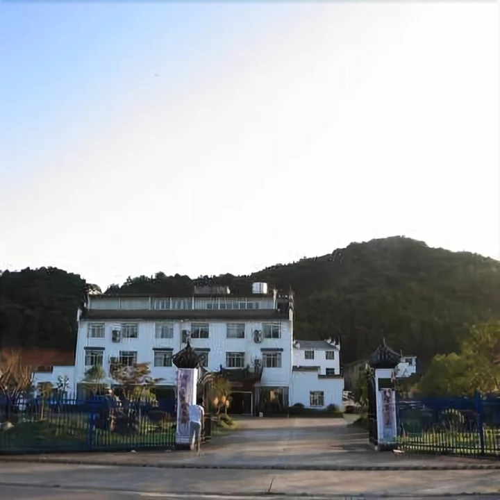 Шанграо: Tuwo Holiday Manor