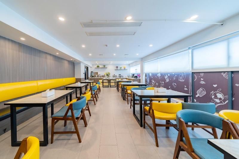 Шанхай: Hanting Premium Aquatic Road Metro Station Shop