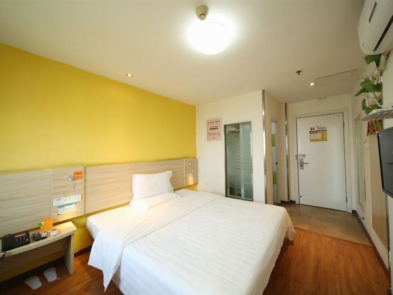Чунцин: 7 Days Inn (Chongqing University Town Xijie Pedestrian Street)