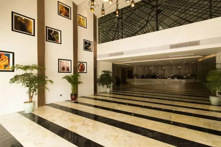 Ханчжоу: Boyue Lanwan Hotel (Hangzhou Zhijiang Zhuantang Songcheng Art Institute) )